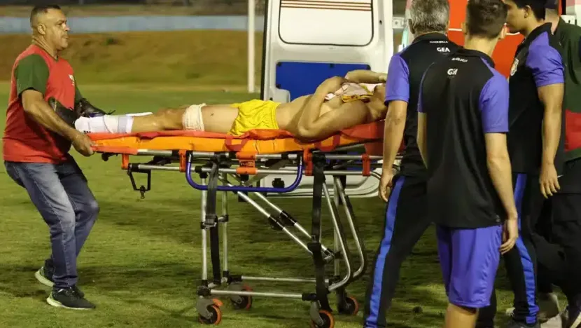 Goleiro Ramon Souza, do Grêmio Anápolis-GO, é atingido por um tiro