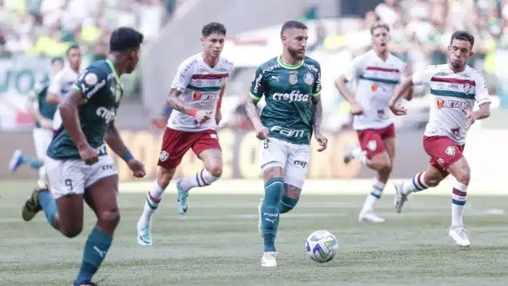 Jogadores do Fluminense e do Palmeiras disputam bola em campo