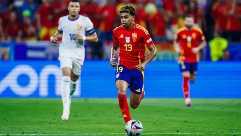 Lamine Yamal fez golaço e ajudou Espanha a eliminar a França Reprodução/@SEFutbol