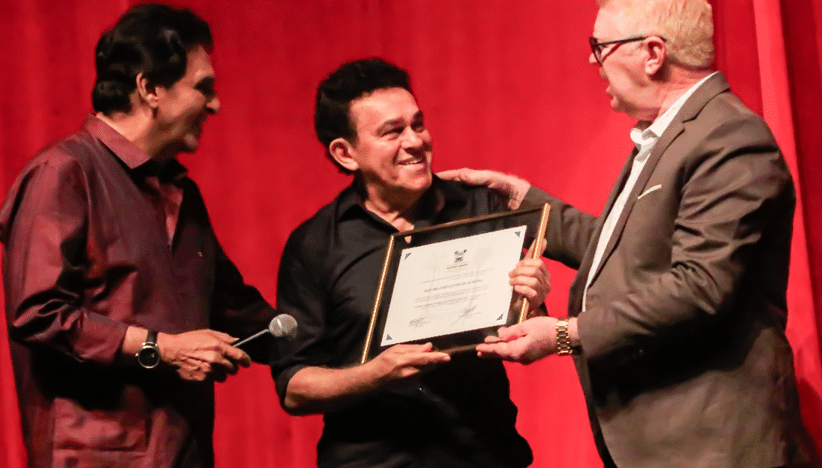 Evento no Teatro Alberto Maranhão (TAM) no qual deputado Ubaldo FeRio Grande do Norteandes entregou o título de cidadão norte-rio-grandense ao cantor José Orlando / Foto: divulgação