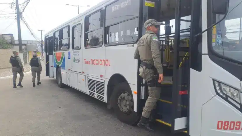 Policiais militares iniciam "Operação Viagem Segura" com presença em ônibus de Natal