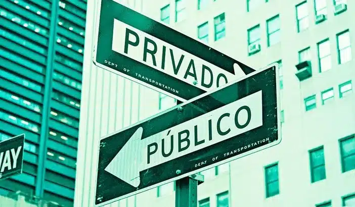 Placas indicando "público" e "privado / Foto: reprodução