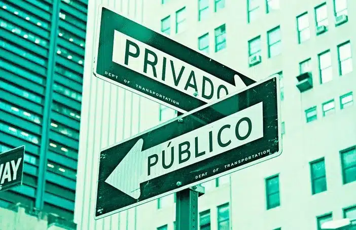 Placas indicando "público" e "privado / Foto: reprodução