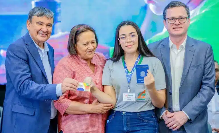 Novo programa estimula beneficiários de programas sociais a abrirem próprio negócio | notícias do rio grande do norte Evento teve presença de Wellington Dias (esq.) e goveRio Grande do Norteadora Fátima Bezerra / Foto: Roberta Aline