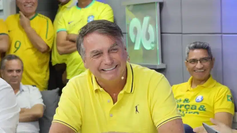 Bolsonaro acusa moraes de perseguição pessoal após reportagem sobre uso do tse | notícias do rio grande do norte Jair Bolsonaro em entrevista a Bruno Giovanni, Ênio Sinedino, Dinarte Assunção e Gustavo Negreiros na rádio 96 FM / Foto: Alberto Bandeira / Blog do BG