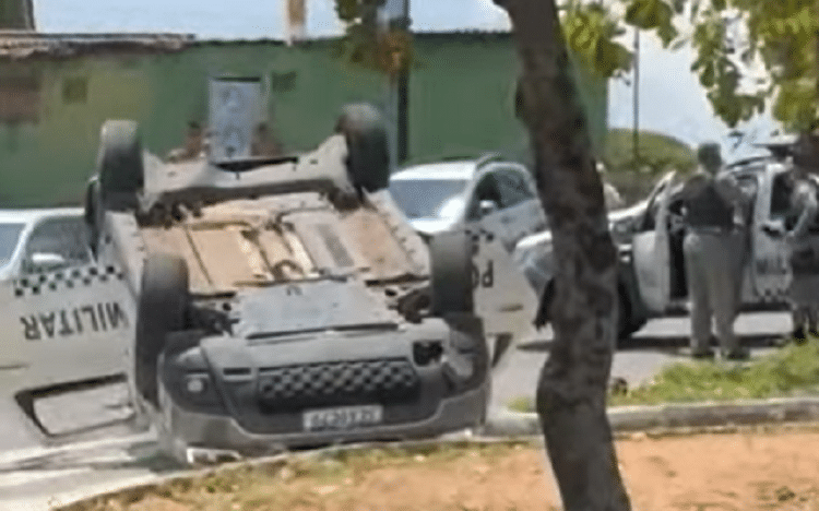 Colisão entre viatura e carro de passeio / Foto: Reprodução