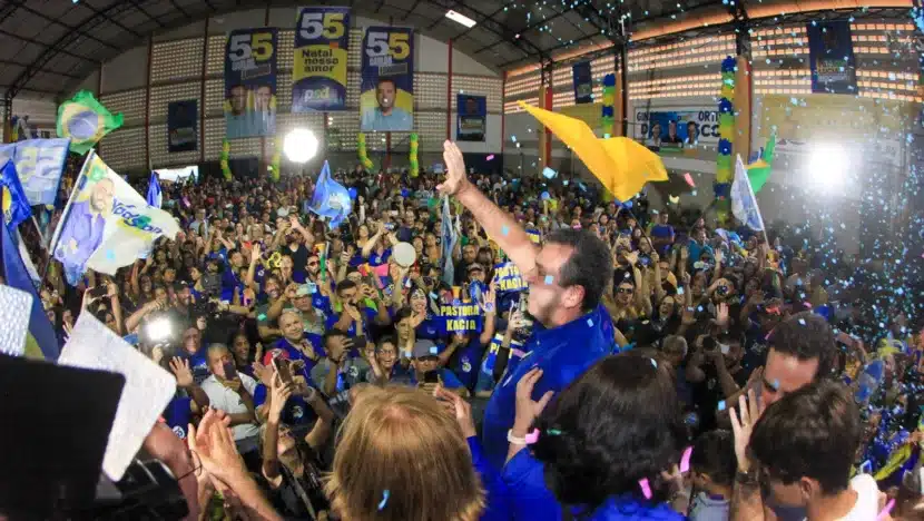 Carlos Eduardo, candidato do PSD, acena para apoiadores durante evento no Centro Educacional Dom Bosco, na Zona Norte de Natal, no último sábado 3 / Foto: PSD - Reprodução