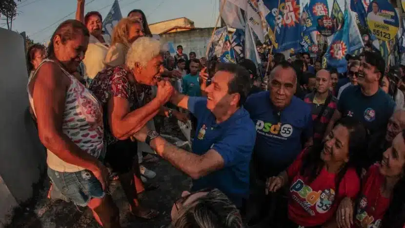 Candidato a prefeito de Natal Carlos Eduardo (PSD) cumprimenta eleitores durante ato de campanha na ZN / Foto: Reprodução