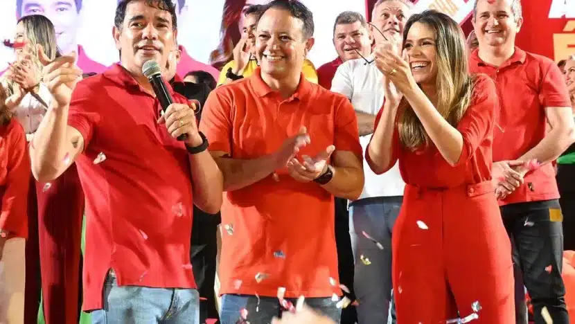 Prefeito Gustavo Soares discursa ao lado de Lula Soares e da vice Isabela Moraes em convenção realizada em Assú / Foto: Instagram / reprodução