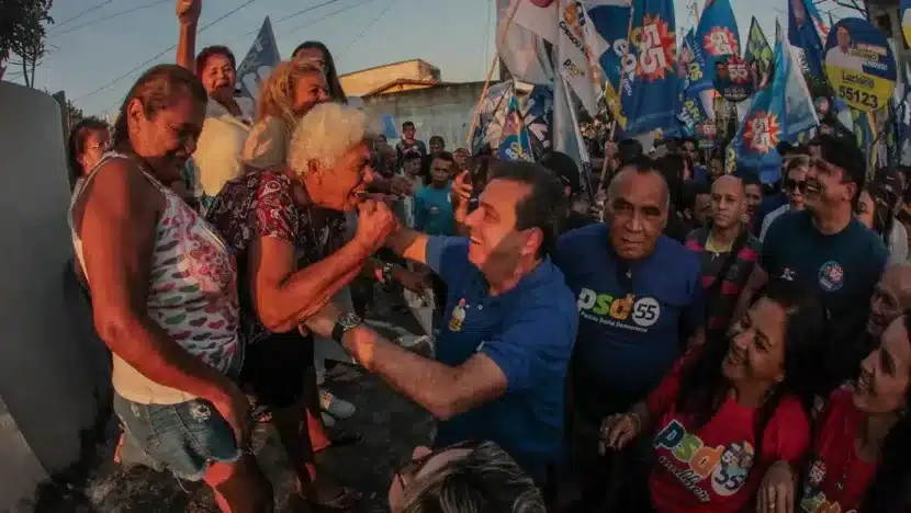 Carlos Eduardo lidera caminhada em Igapó e destaca: "A zona Norte está abandonada" - Foto: Alex Régis
