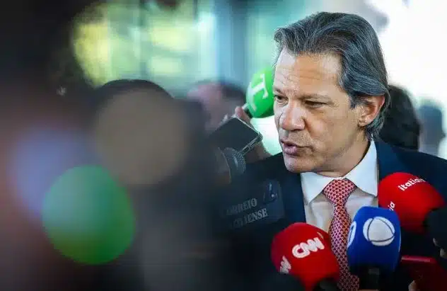 Governo prevê alíquota do iva de até 27,99% após mudanças feitas na câmara | notícias do rio grande do norte Ministro da Fazenda, FeRio Grande do Norteando Haddad, conversa com joRio Grande do Nortealistas em Brasília / Foto: Diogo Zacarias / MF