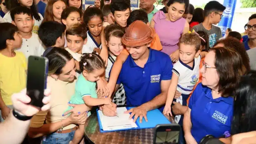 Allyson destaca avanços na educação durante caminhada | notícias do rio grande do norte Prefeito Allyson Bezerra, candidato à reeleição, em visita a escola de Mossoró / Foto: Reprodução