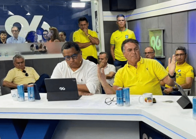 Ex-presidente Bolsonaro no estúdio na 96 FM / Foto: reprodução