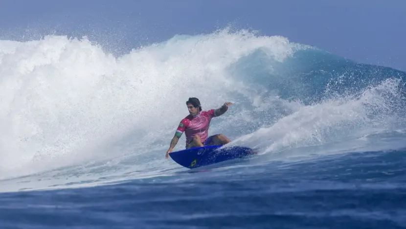 Gabriel Medina na bateria olímpica que venceu sobre o compatriota João Chianca Chumbinho / Foto: Ed Sloane/Getty Images