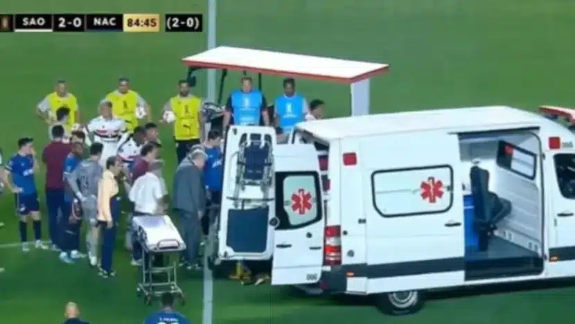 Zagueiro do Nacional passa mal, desmaia em campo e é resgatado por ambulância