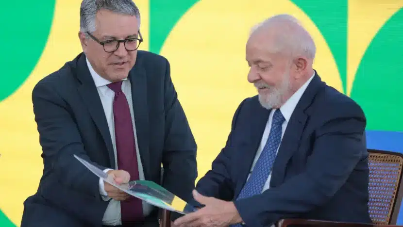 Lula fará reunião com líderes da base aliada para discutir emendas | notícias do rio grande do norte Presidente Lula e seu ministro de Relações Institucionais, Alexandre Padilha / Foto: Gil ferreira / sri