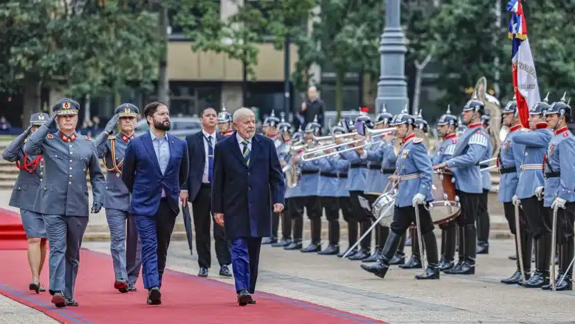 Lula em cerimônia militar ao lado de Gabriel Boric nesta segunda-feira 5 / Foto: Ricardo Stuckert