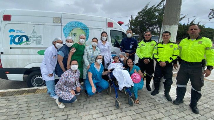 Menina Laura, de 8 anos, chegou ao hospital em 6 de maio com uma doença intestinal inflamatória em investigação e está desde então na UTI / Foto: Reprodução
