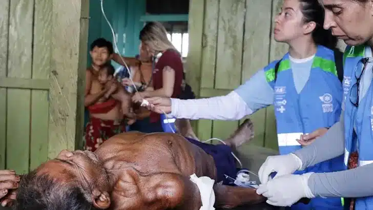 Indígena Yanomami recebendo assistência / Foto: reprodução