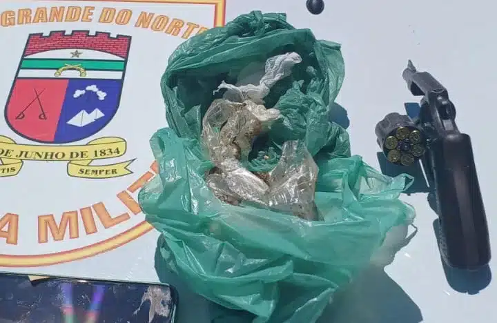 PM prende homens por porte ilegal de arma e tráfico de drogas em São João do Sabugi