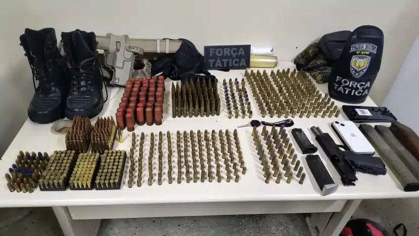 PM apreende grande quantidade de material bélico na comunidade Beira Rio, na Grande Natal - Foto: Reprodução