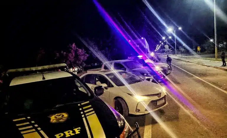 PRF, PM e PC prendem no RN dupla que roubou carreta com carga de cerveja na Paraíba