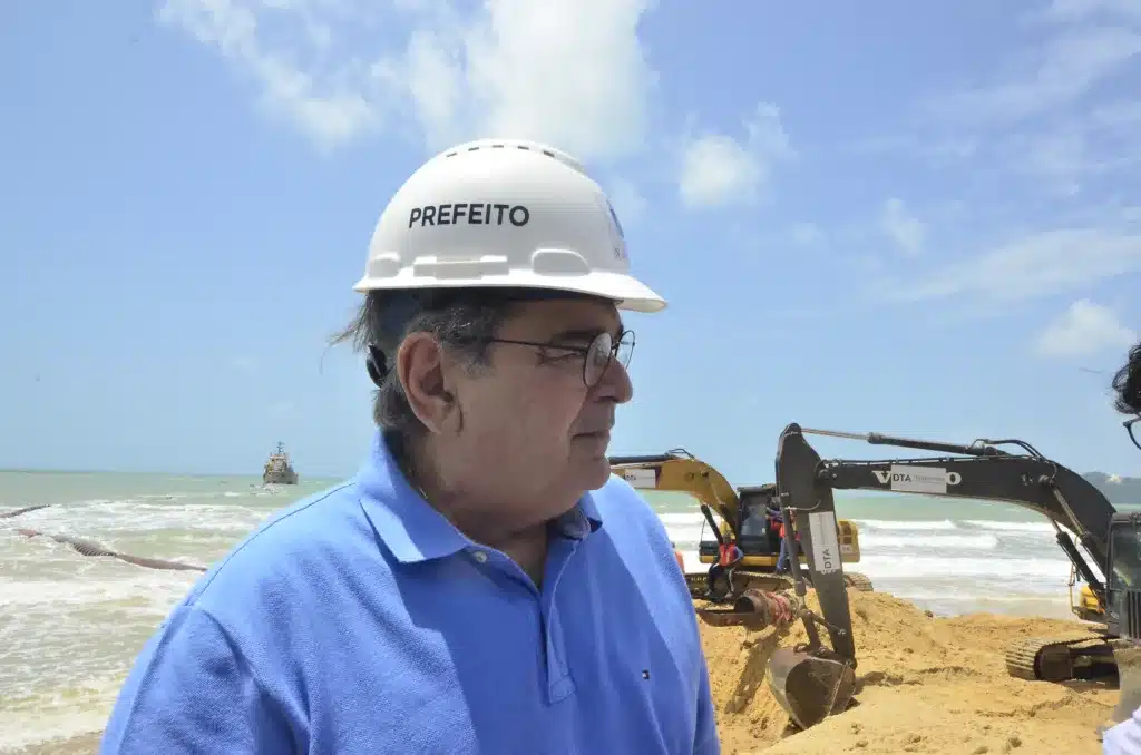 Prefeito Álvaro Dias junto aos equipamentos durante visita ao canteiro de obras da engorda da praia de Ponta Negra, em Natal / Foto: José Aldenir - Agora RN