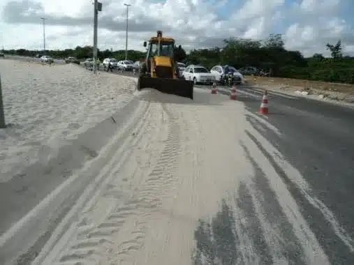 Dunas móveis avançam sobre avenidas no bairro de Santos Reis, em Natal / Foto: Reprodução