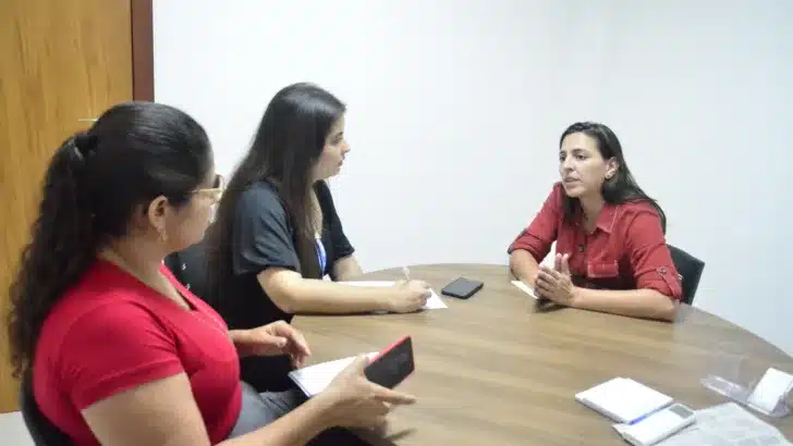 Natália Bonavides conversa com duas entrevistadoras à mesa