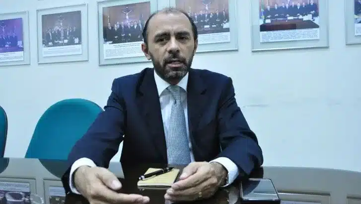Retrato do advogado Wlademir Capistrano, homem de terno escuro, em ambiente interno.