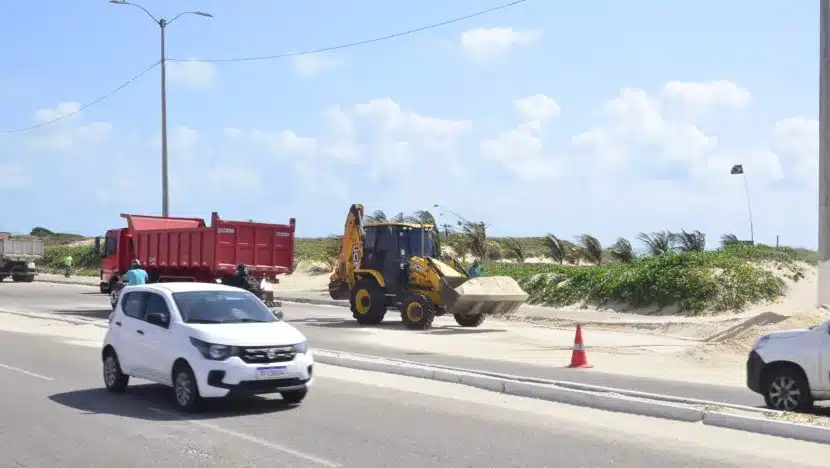 Urbana realiza a retirada de areia que invadiu avenida na Praia do Forte. Foto: José Aldenir/ Agora RN