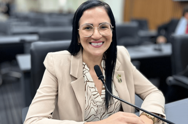 Camila Araújo comemora crescimento nas ruas e nas pesquisas
