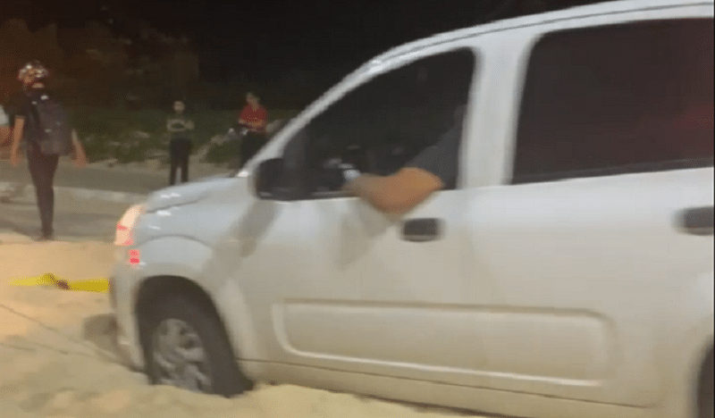 Areia invade avenida, atola veículo na praia do forte e causa congestionamento; veja | notícias do rio grande do norte Veículo atola na Praia do Forte, em subida para Ponte Newton Navarro / Foto: Reprodução