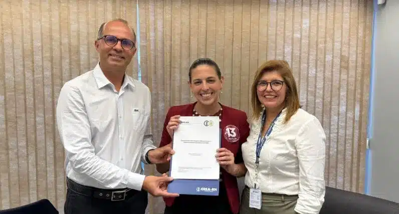 Presidente do Crea-RN, Roberto Wagner, e conselheira federal Ana Adalgisa Dias com candidata Natália Bonavides. Foto: CREA-RN / REPRODUÇÃO