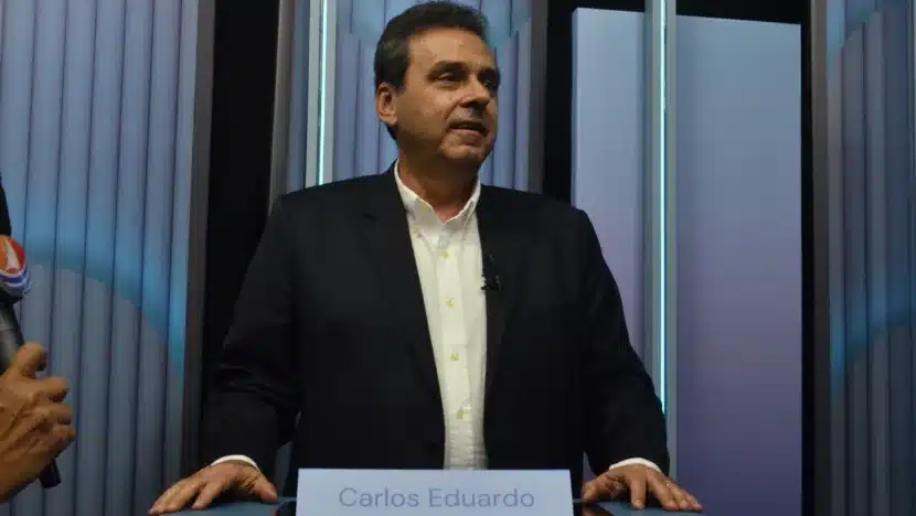 Candidato do PSD à Prefeitura do Natal, Carlos Eduardo, no debate da InterTV / Foto: José Aldenir - Agora RN
