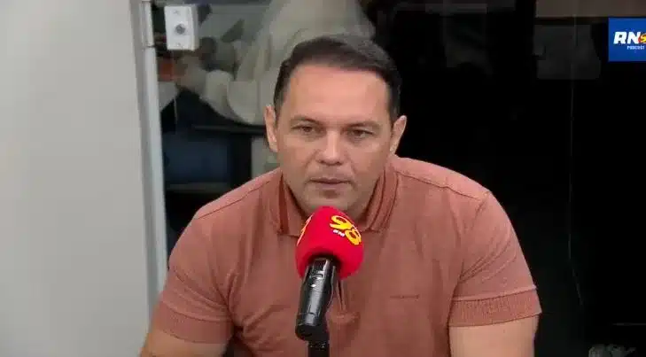 Kleber diz ter sofrido perseguição de carlos eduardo na campanha | notícias do rio grande do norte Vereador reeleito Kleber FeRio Grande do Norteandes (Republicanos) durante participação no podcast RN 98, da rádio 98 FM de Natal / Foto: Reprodução - Youtube