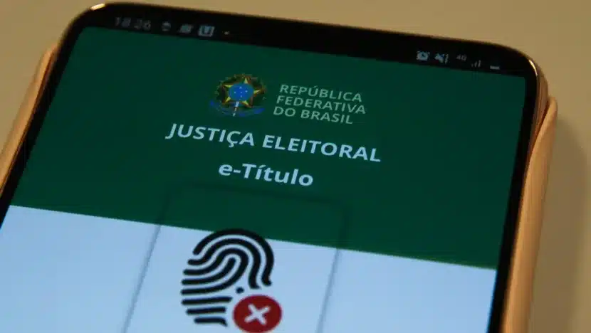 Eleitores que não baixaram o e-Título até este sábado 5, terão que levar o título físico para participar da votação. Foto: Marcello Casal Jr/Agência Brasil
