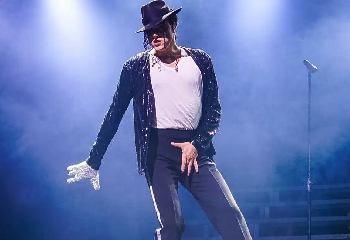 Rodrigo Teaser caracterizado como Michael Jackson durante espetáculo