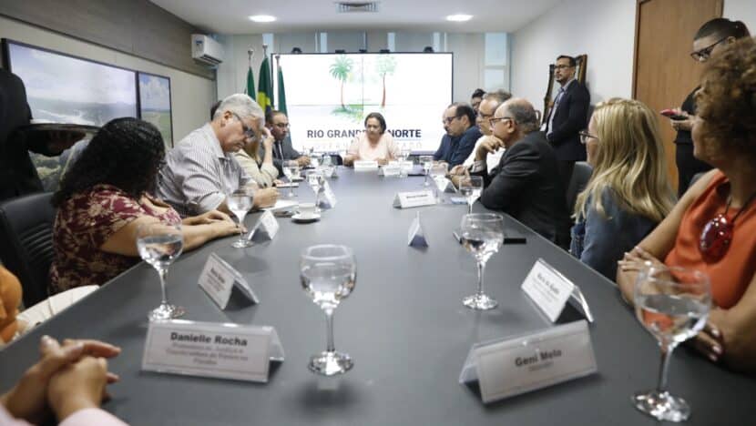 Governadora recebe representantes de fórum nacional sobre impactos dos agrotóxicos e transgênicos | notícias do rio grande do norte GoveRio Grande do Norteadora Fátima Bezerra recebeu nesta segunda-feira 11, na GoveRio Grande do Norteadoria do Estado, representantes do Fórum Nacional de Combate aos Impactos dos Agrotóxicos e Transgênicos (FNCIAT) - Foto: Sandro Menezes/Assecom-RN