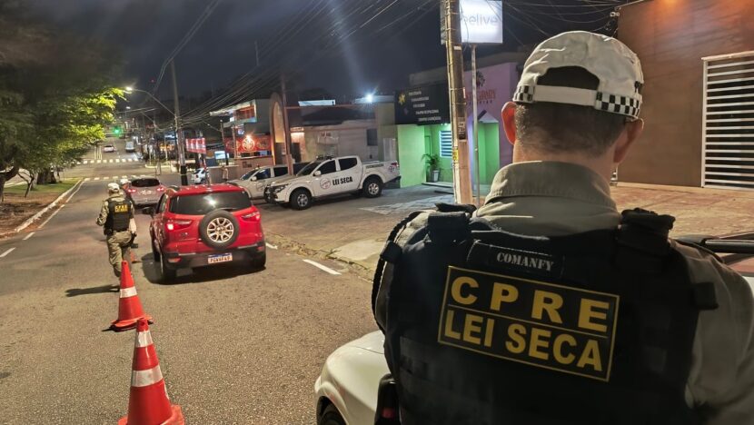 Blitz do cpre flagra motociclista por aplicativo alcoolizado transportando passageiro em natal | notícias do rio grande do norte Blitz montada na avenida Romualdo Galvão, em Natal / Foto: divulgação