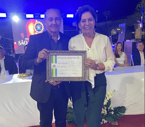 Rosalba recebendo o título de cidadã São-FeRio Grande do Norteandense concedido pela Câmara Municipal do Município - Foto: Reprodução - Instagram