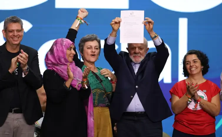 O presidente do Brasil, Luís Inácio Lula da Silva durante ato de entrega do documento final da cúpula do G20 Social, no Boulevard Olímpico na zona portuária da capital fluminense. Foto: Tomaz Silva/Agência Brasil