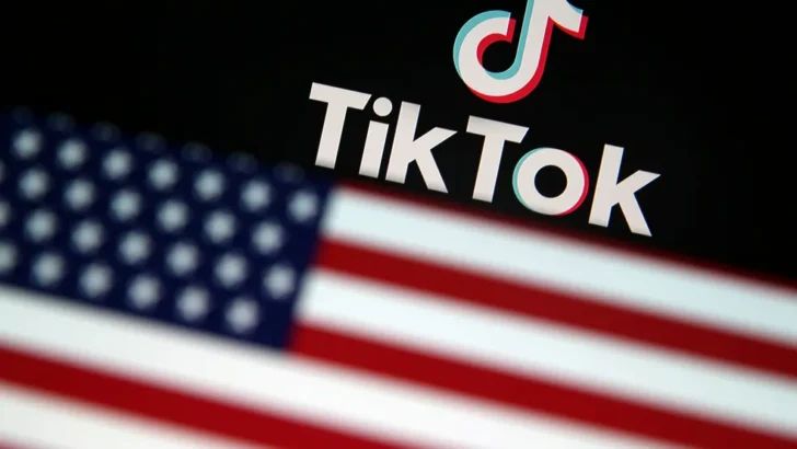 Imagem ilustrativa com a bandeira dos EUA e logotipo do TikTok — Foto: Dado Ruvic/Illustration/Reuters