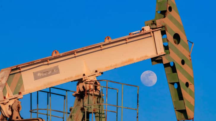 Equipamento industrial de grande porte e estruturas metálicas sob céu azul.