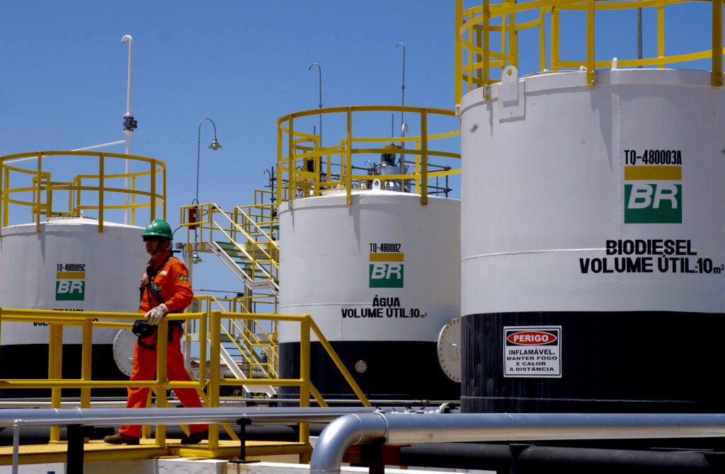 Petrobras aumenta diesel em R$ 1, mas subsídio mantém preço para distribuidoras