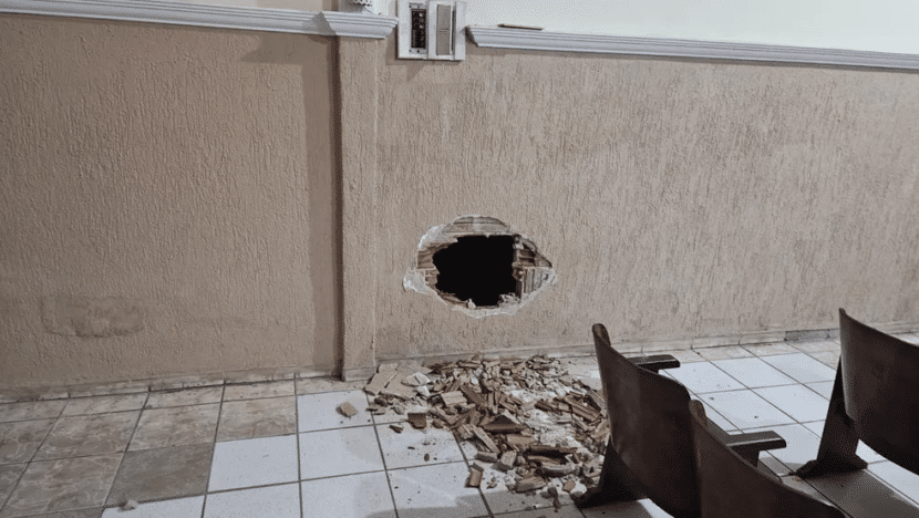 Buraco aberto em parede de igreja na Zona Norte de Natal — Foto: Sargento Eduardo/Cedida