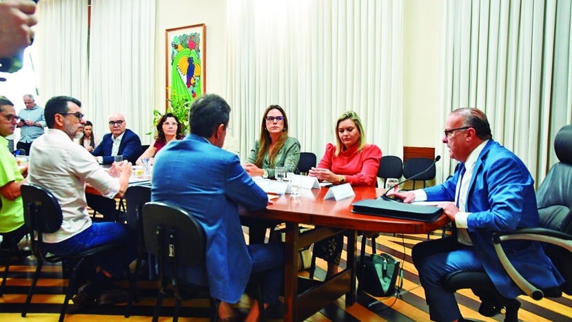 Prefeito Paulinho Freire (União Brasil) reuniu secretários - Foto: José Aldenir / AGORA RN