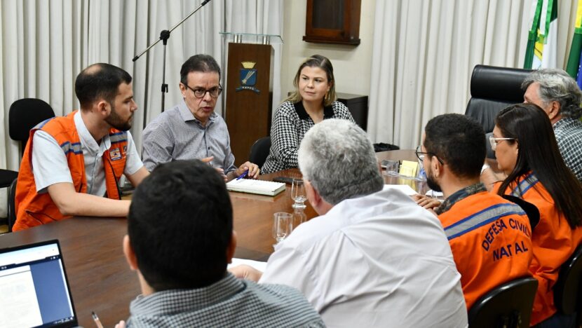 Secretário municipal de GoveRio Grande do Norteo, Sérgio Freire, comandando reunião sobre chuvas com secretários nesta quarta-feira - Foto: DEMIS ROUSSOS / PREFEITURA DO NATAL