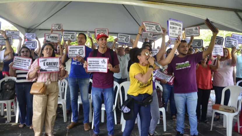 Trabalhadores da educação em protesto na última terça-feira na porta da Assembleia Legislativa, cobrando reajuste - Foto: JOSÉ ALDENIR / AGORA RN