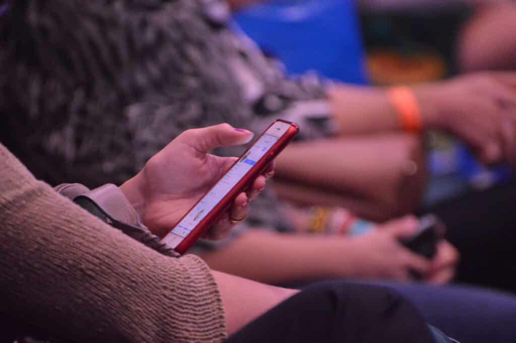 Especialista alerta vício digital impacto algoritmopostagens